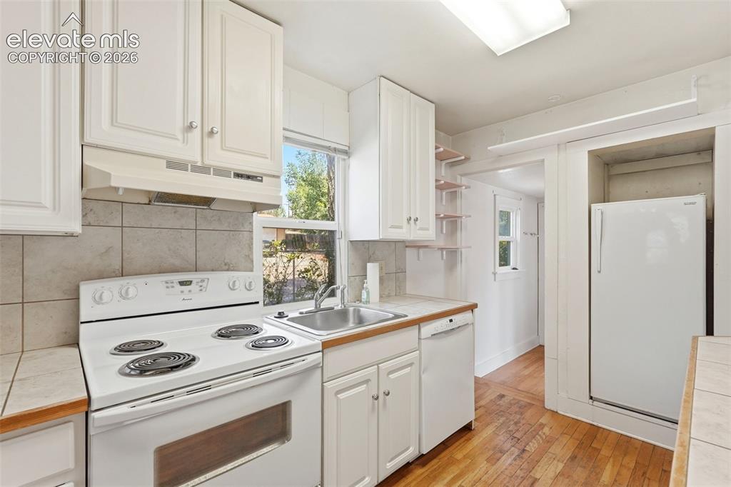 Image 14 of 50: Kitchen