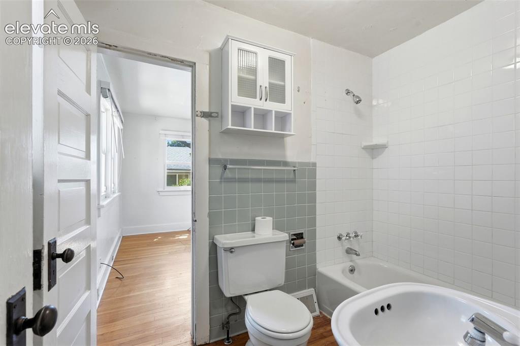 Image 16 of 50: Bathroom