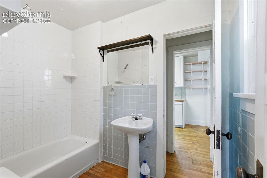 Image 17 of 50: Bathroom