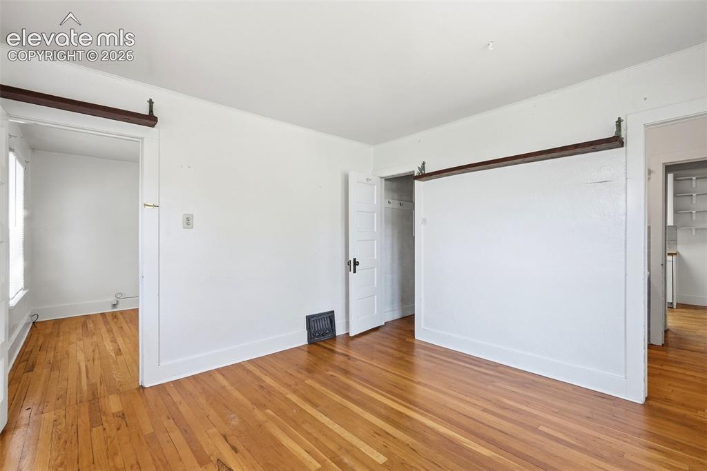 Image 19 of 50: Bedroom