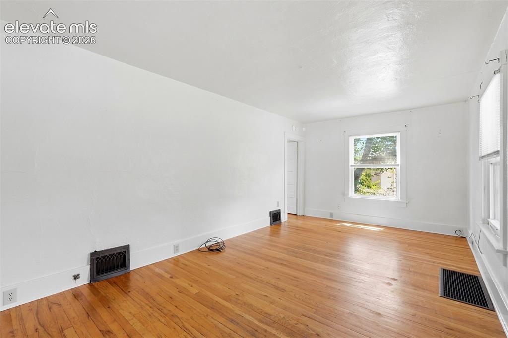 Image 6 of 50: Living Room