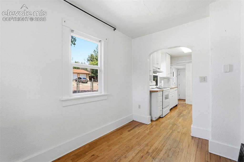 Image 8 of 50: Dining Room