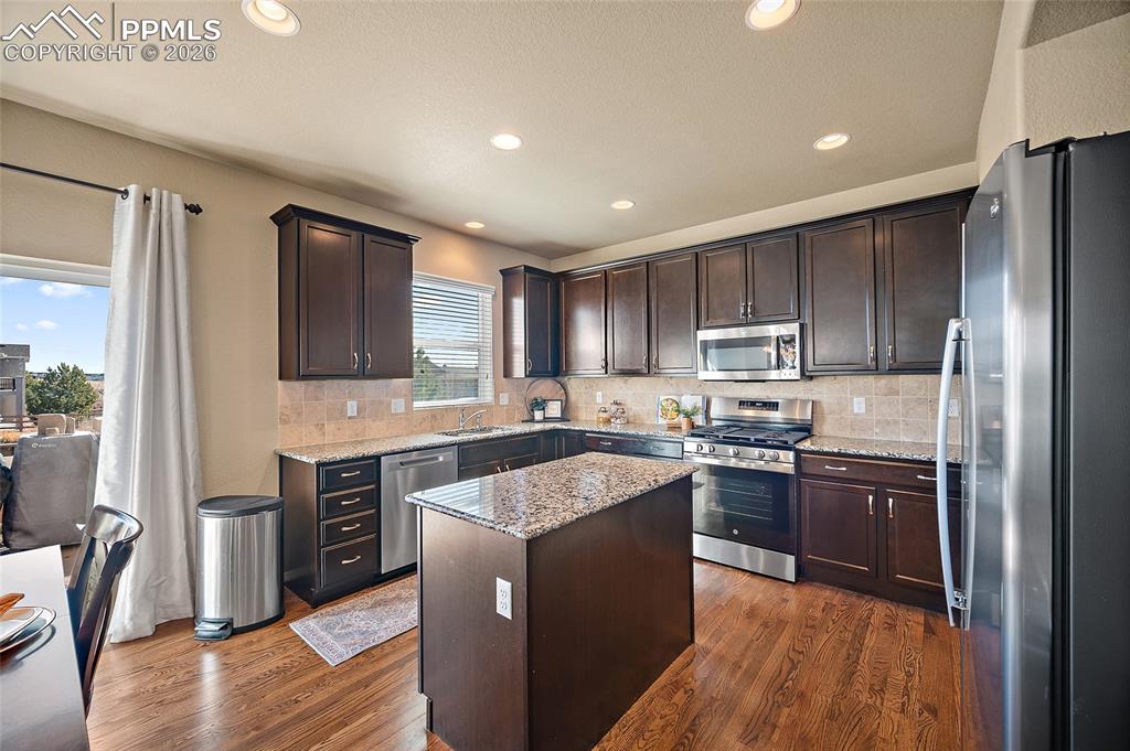 Image 15 of 47: Kitchen