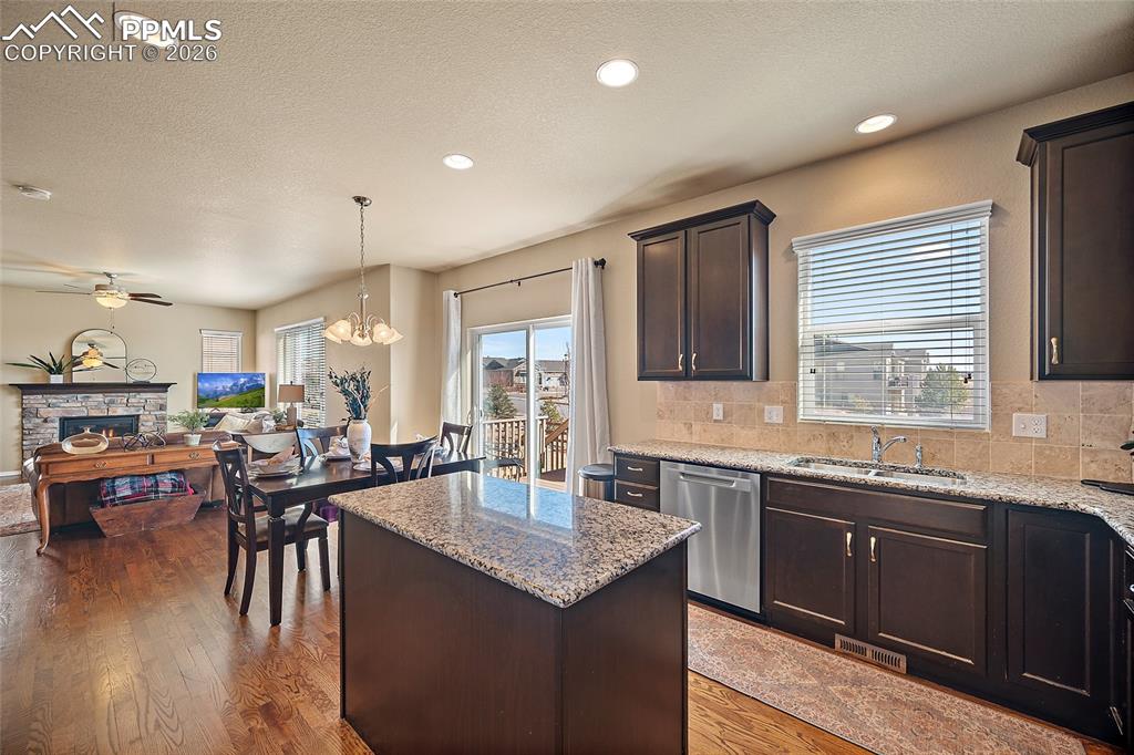 Image 16 of 47: Kitchen