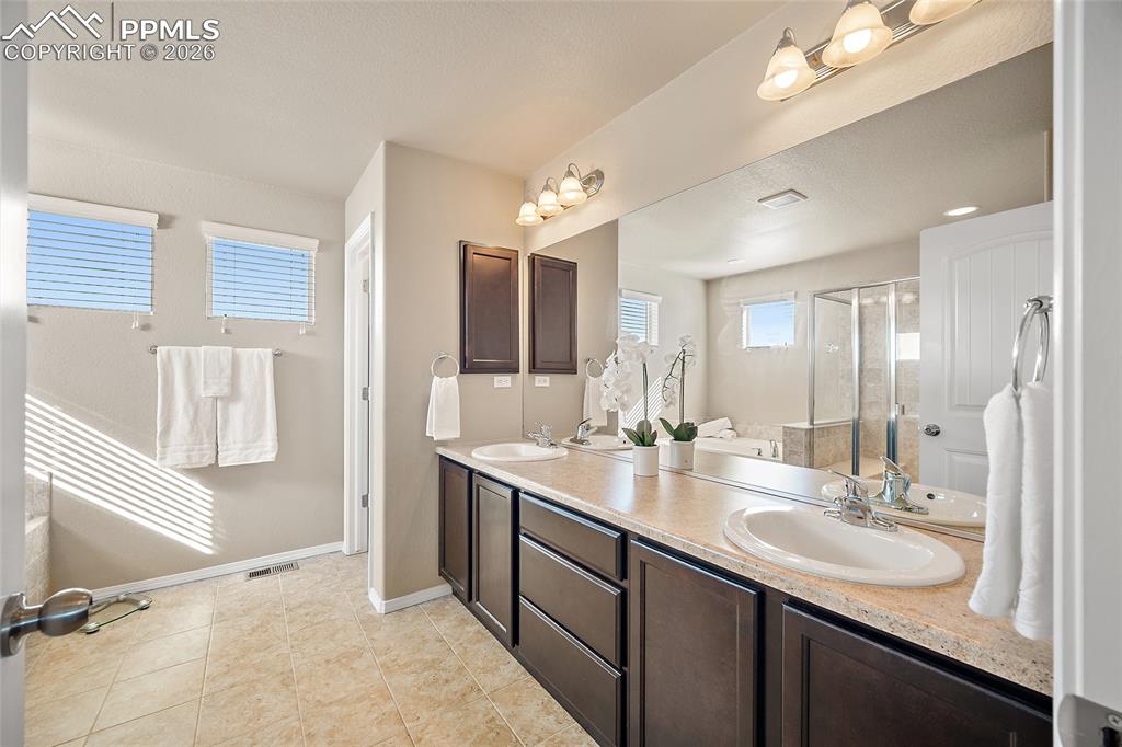 Image 22 of 47: Bathroom