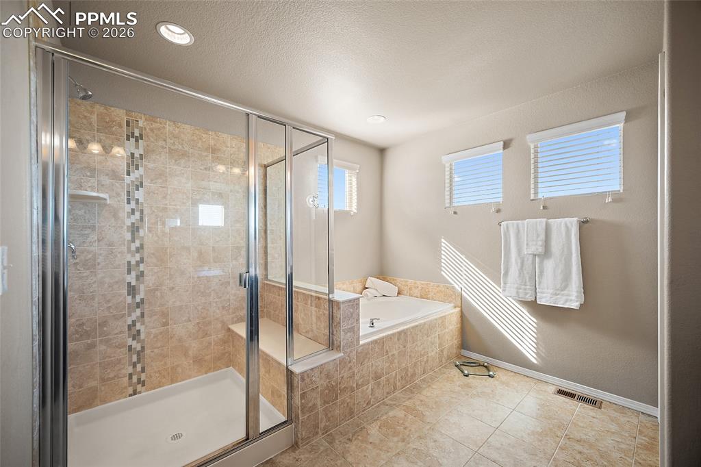 Image 23 of 47: Bathroom