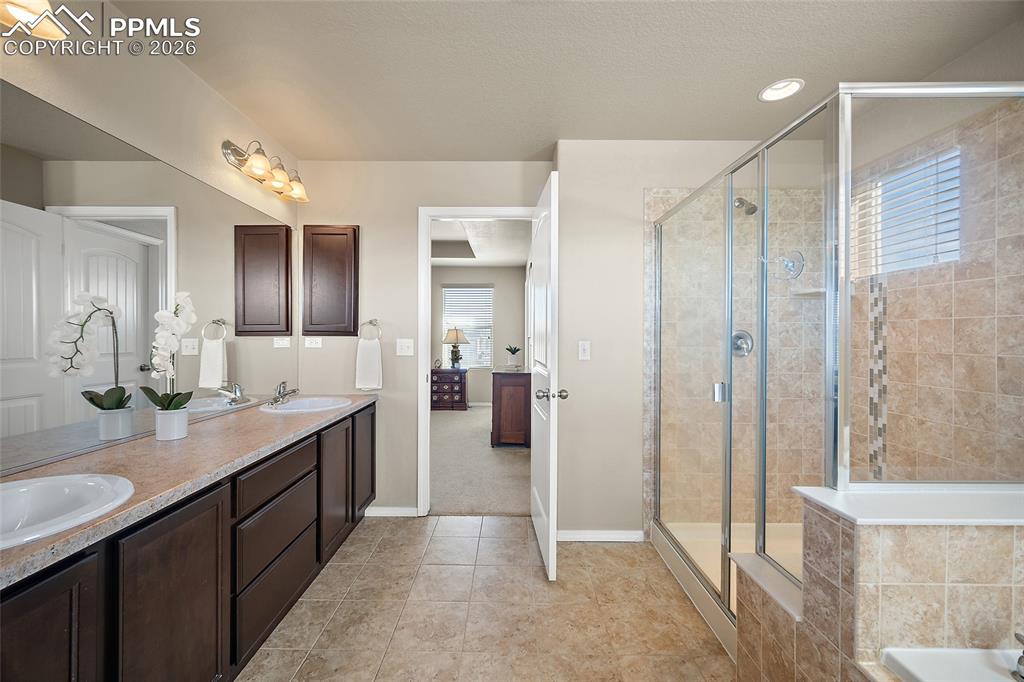 Image 24 of 47: Bathroom