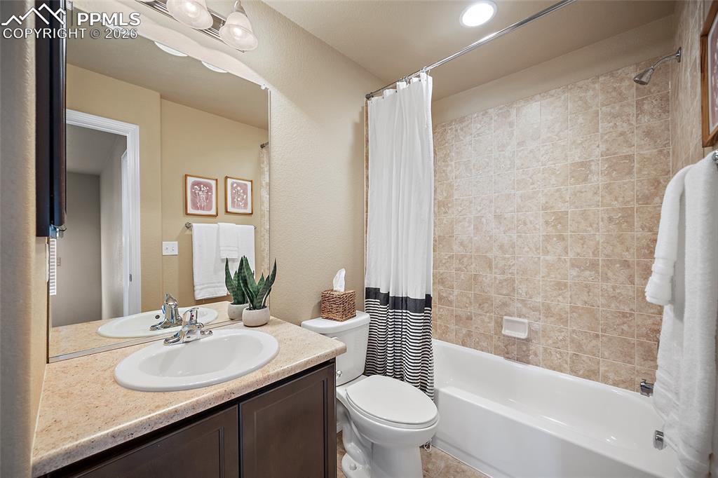 Image 27 of 47: Bathroom