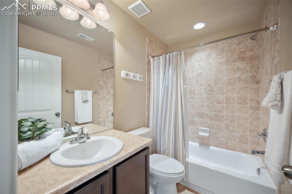 Image 35 of 47: Bathroom