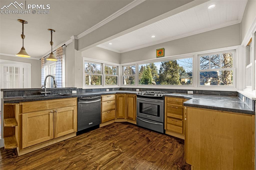 Image 10 of 37: Kitchen