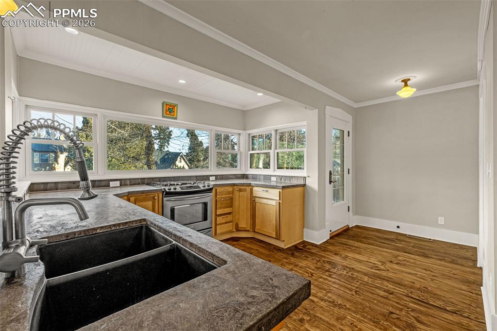 Image 12 of 37: Kitchen