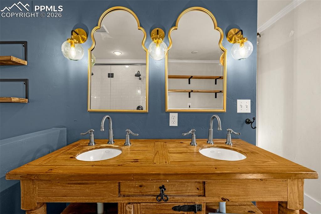 Image 23 of 37: Bathroom