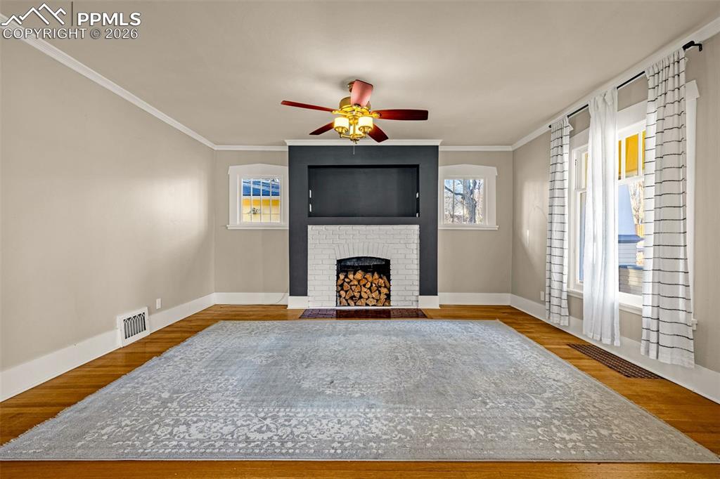 Image 4 of 37: Living Room