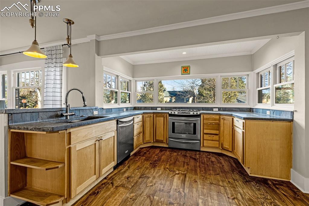 Image 8 of 37: Kitchen