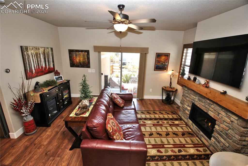 Image 3 of 35: Living Room