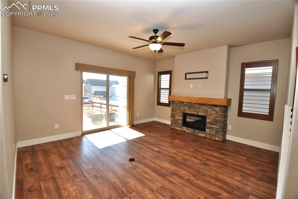 Image 31 of 35: Living Room