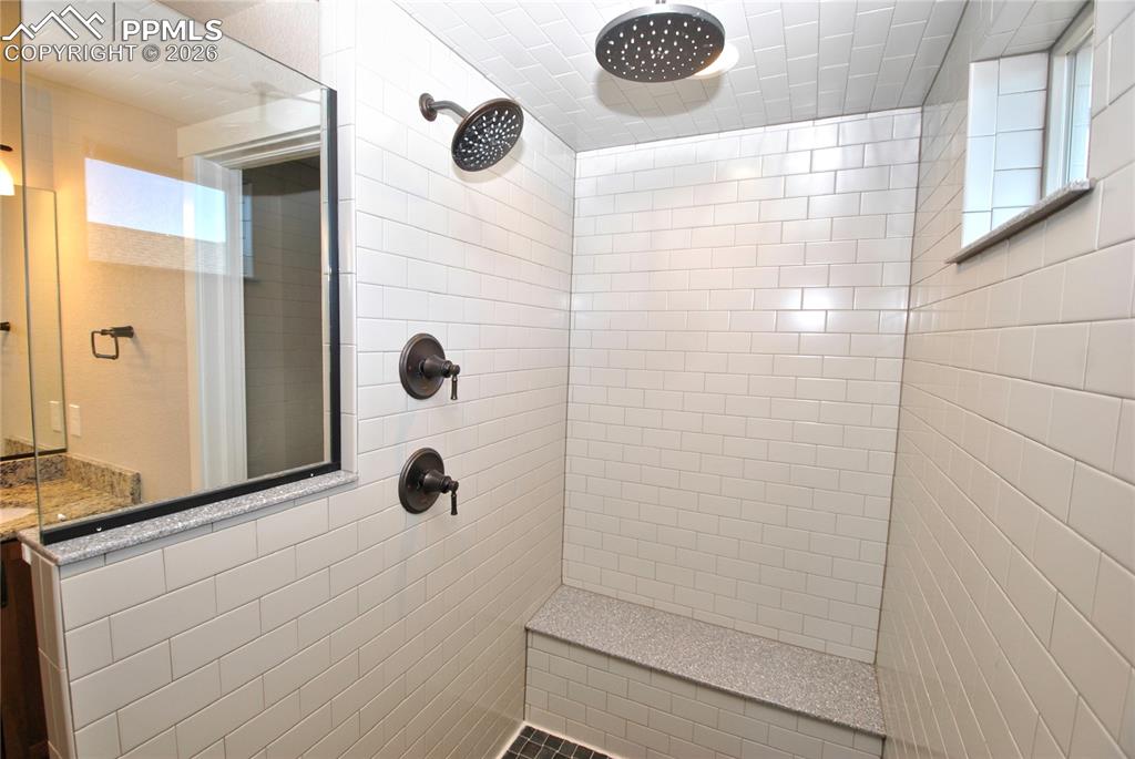 Image 34 of 35: Bathroom