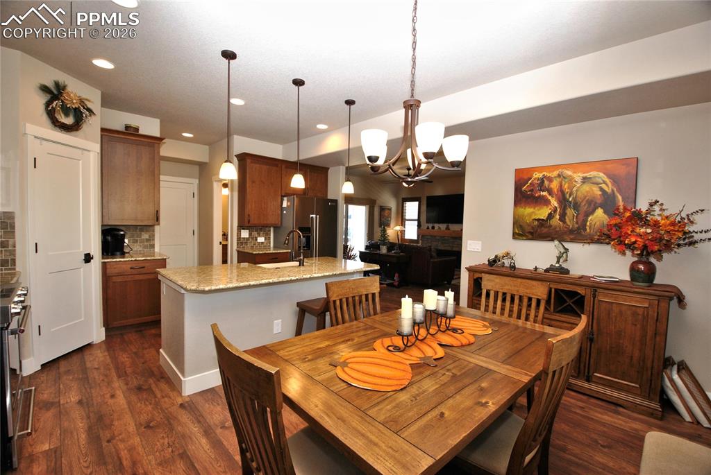 Image 9 of 35: Dining Area