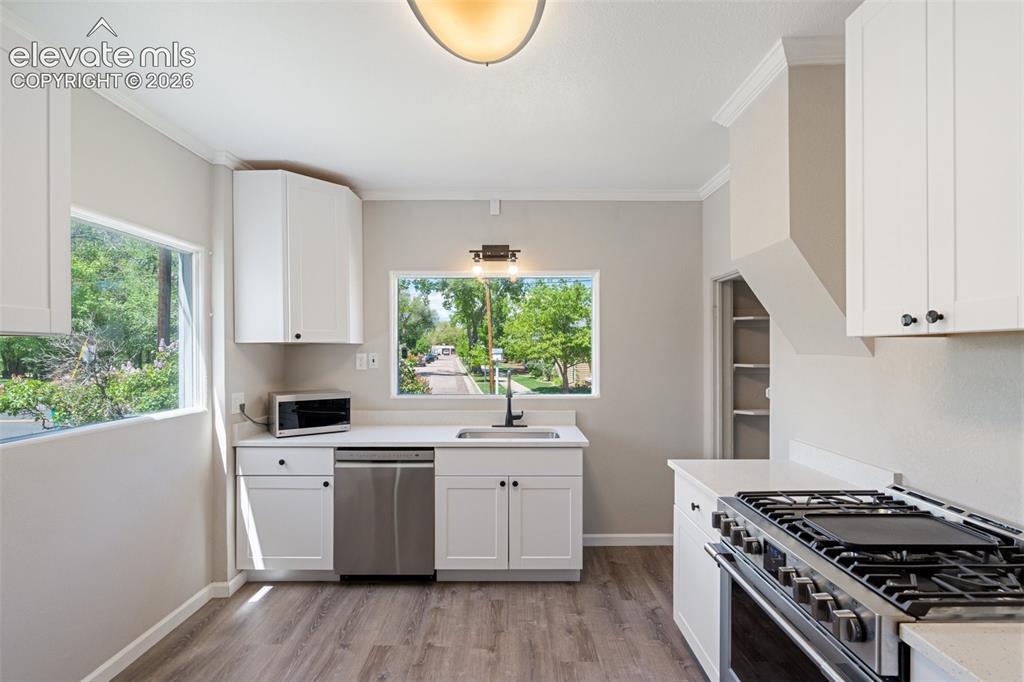 Image 9 of 38: Dining Area