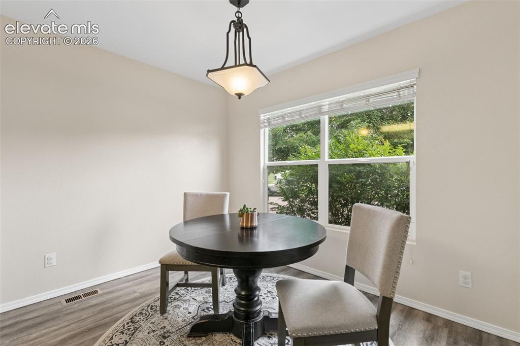 Image 10 of 31: Dining Area