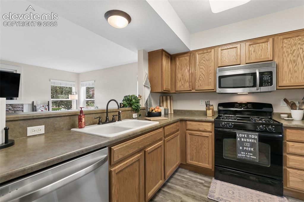Image 13 of 31: Kitchen