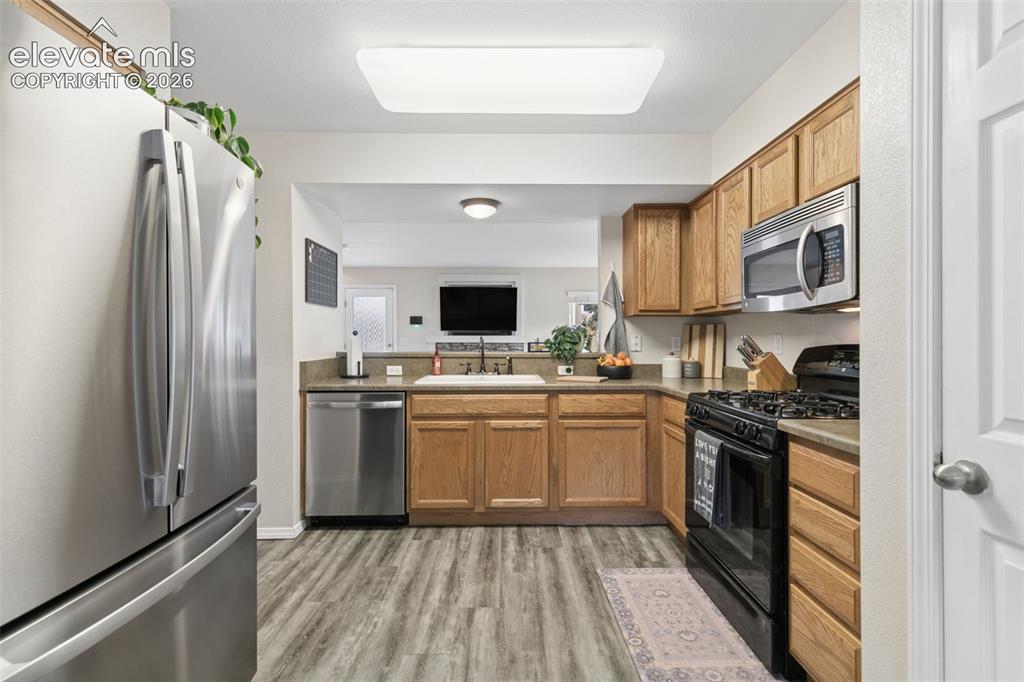 Image 14 of 31: Kitchen