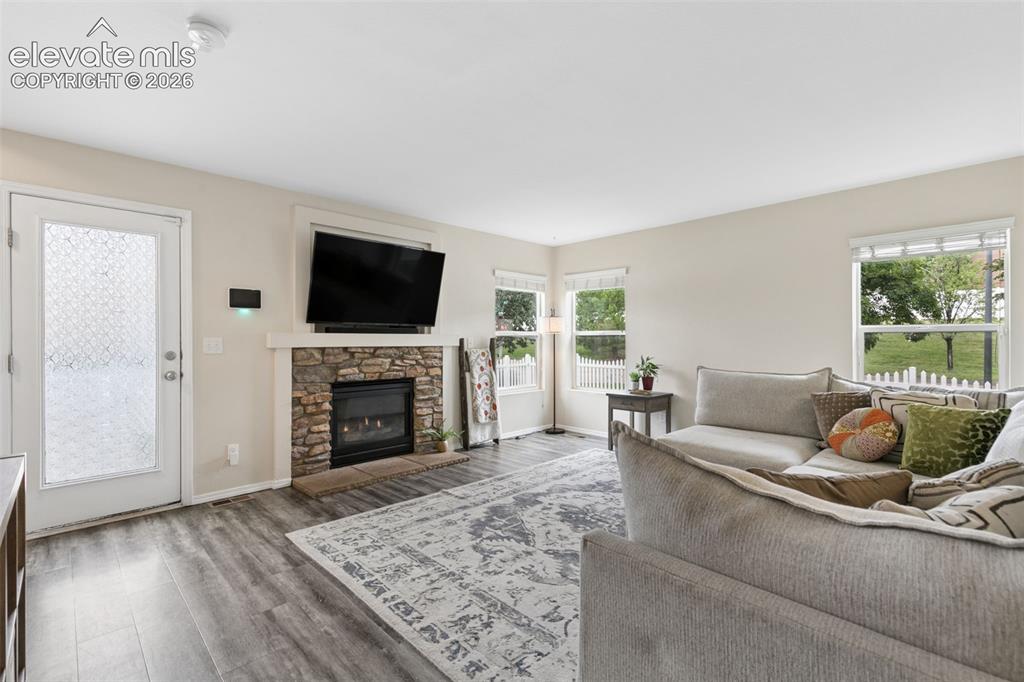 Image 6 of 31: Living Room