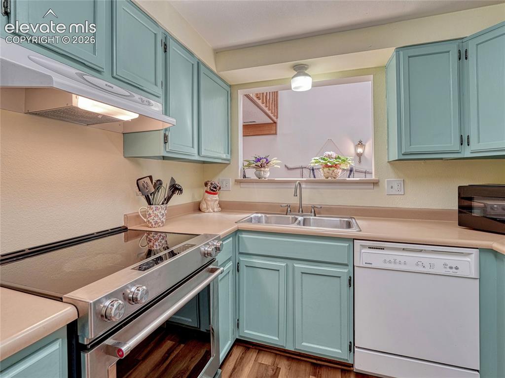 Image 17 of 47: Kitchen