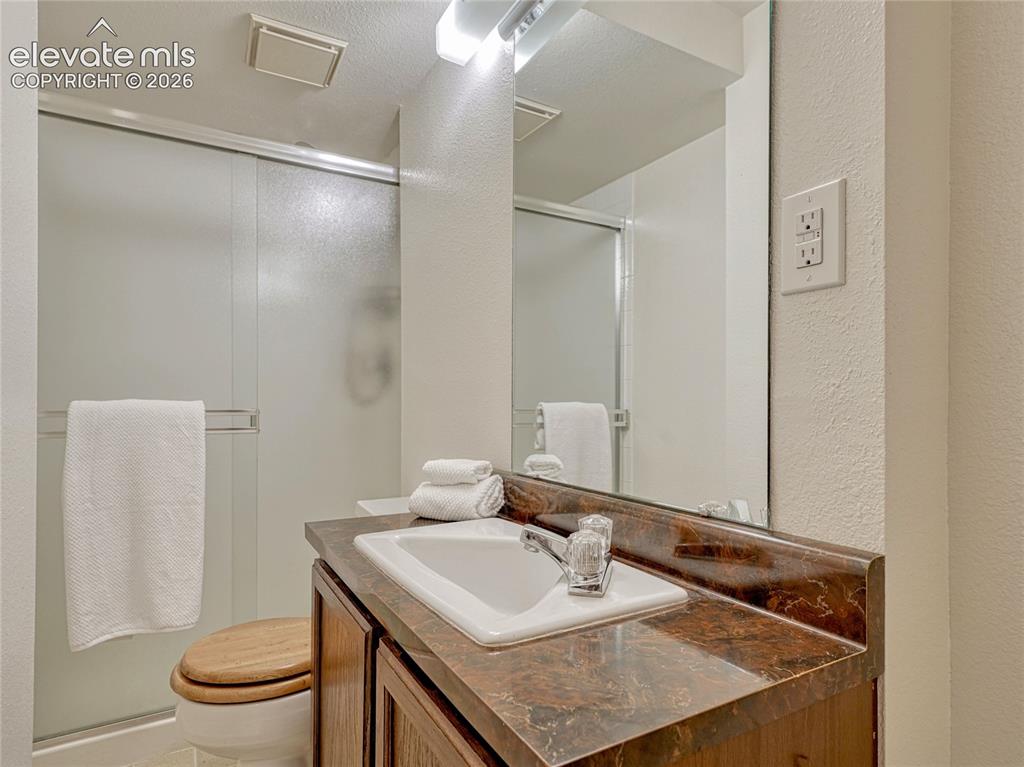 Image 24 of 47: Bathroom