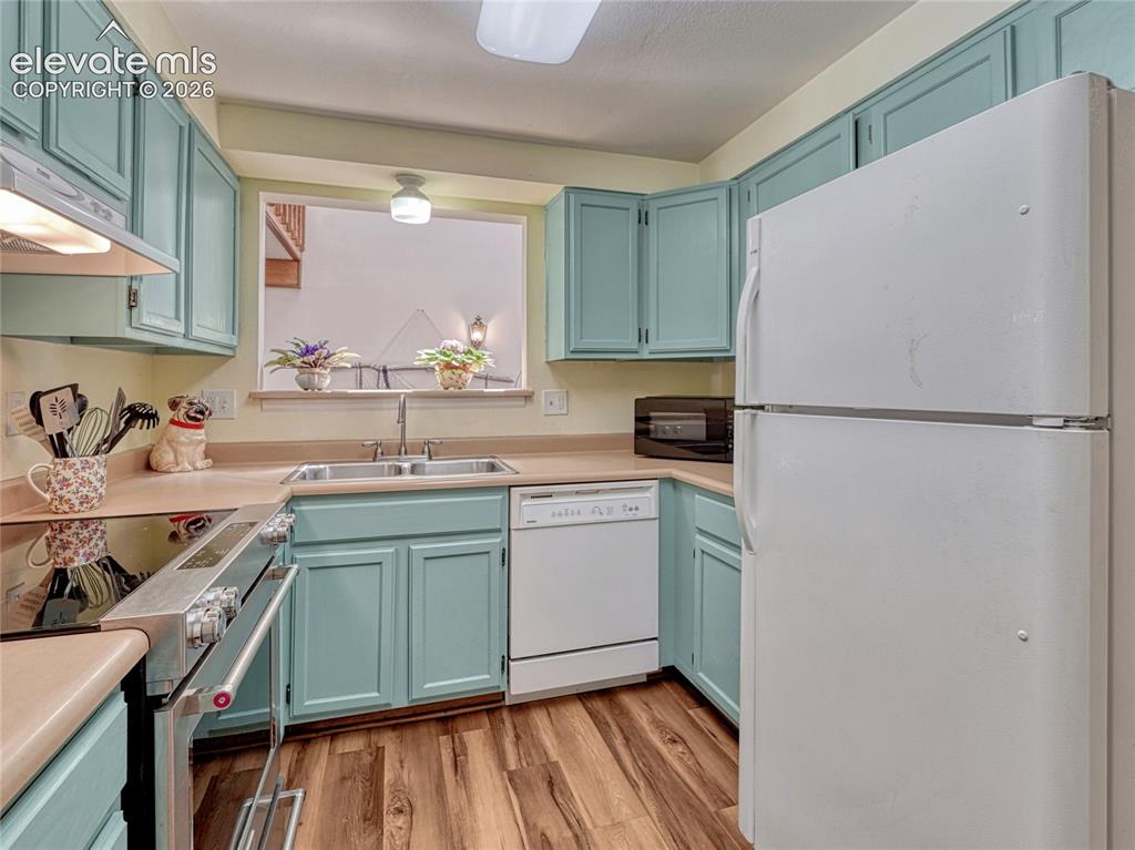 Image 3 of 47: Kitchen