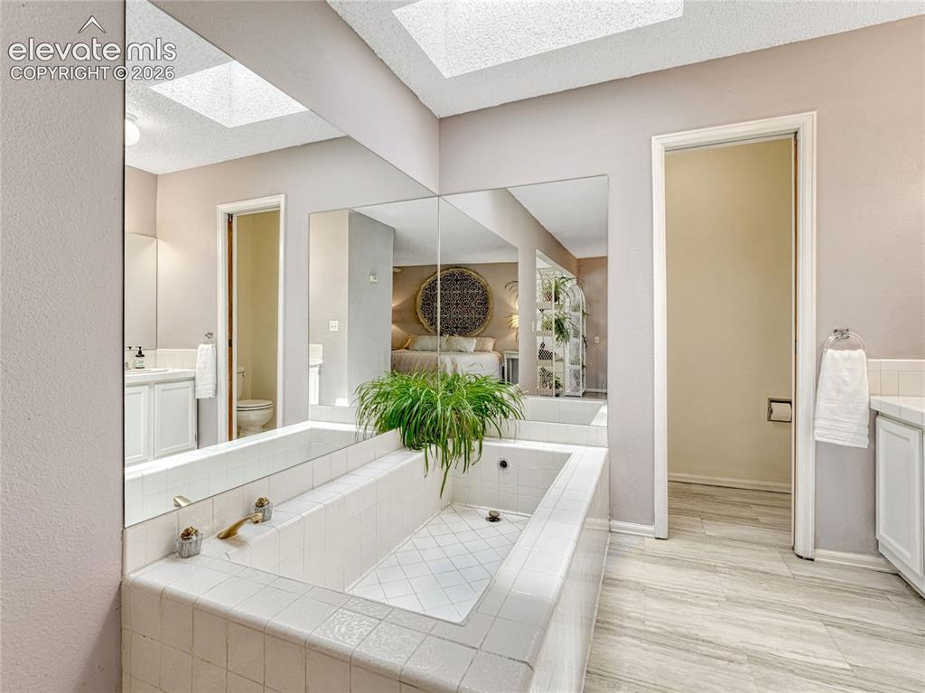 Image 34 of 47: Bathroom