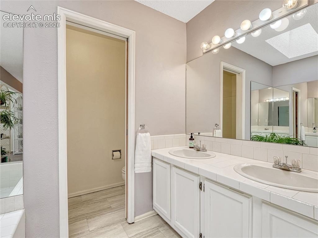 Image 35 of 47: Bathroom