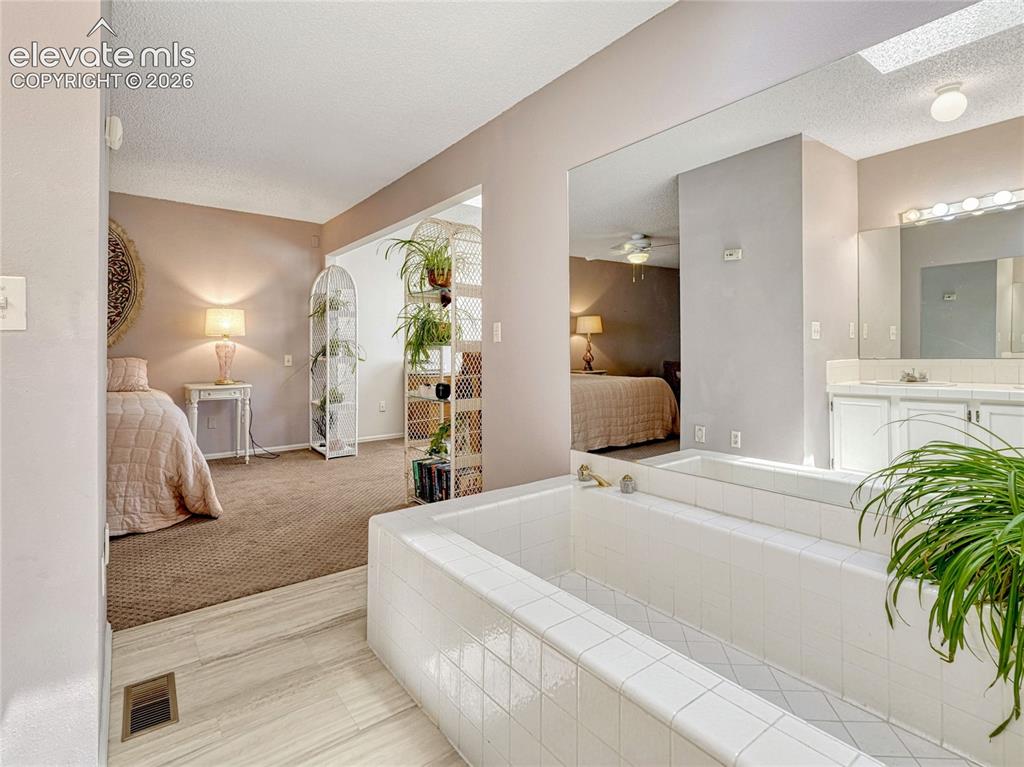 Image 36 of 47: Bathroom