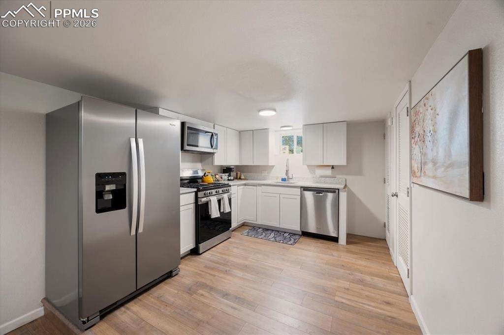 Image 22 of 48: Kitchen