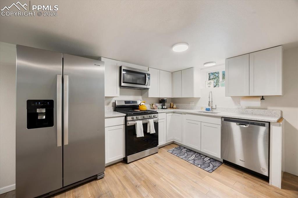 Image 32 of 48: Kitchen