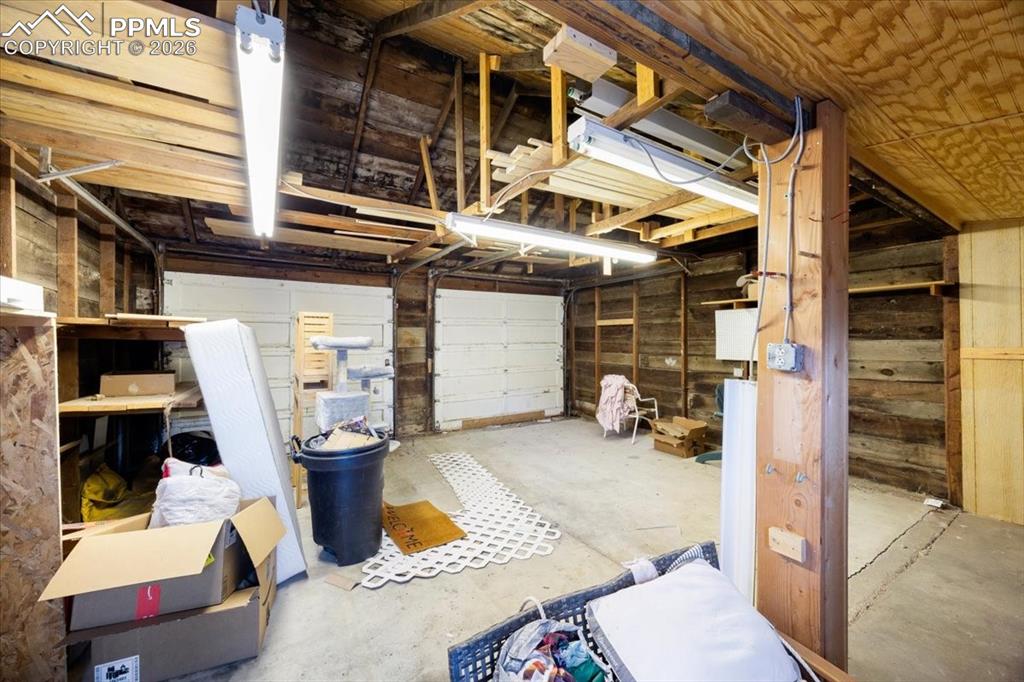 Image 35 of 48: Garage