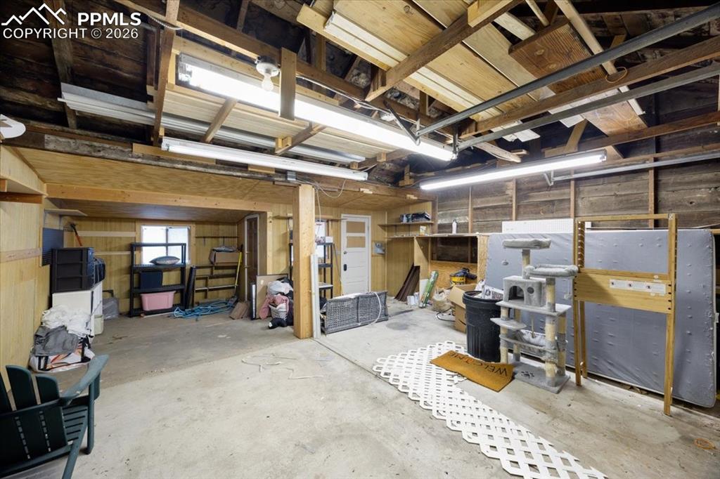 Image 36 of 48: Garage