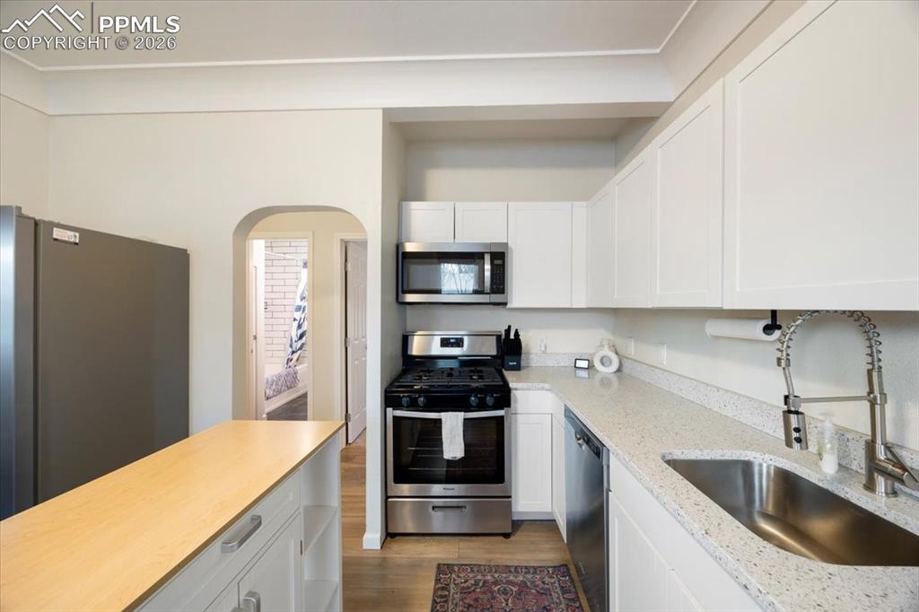 Image 9 of 48: Kitchen