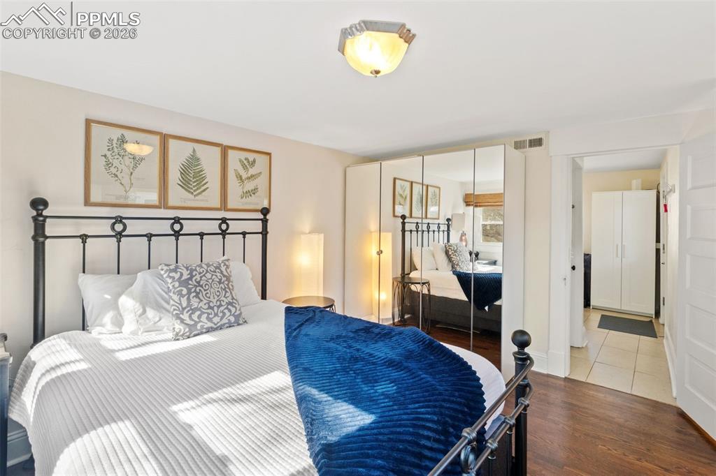 Image 18 of 34: Bedroom