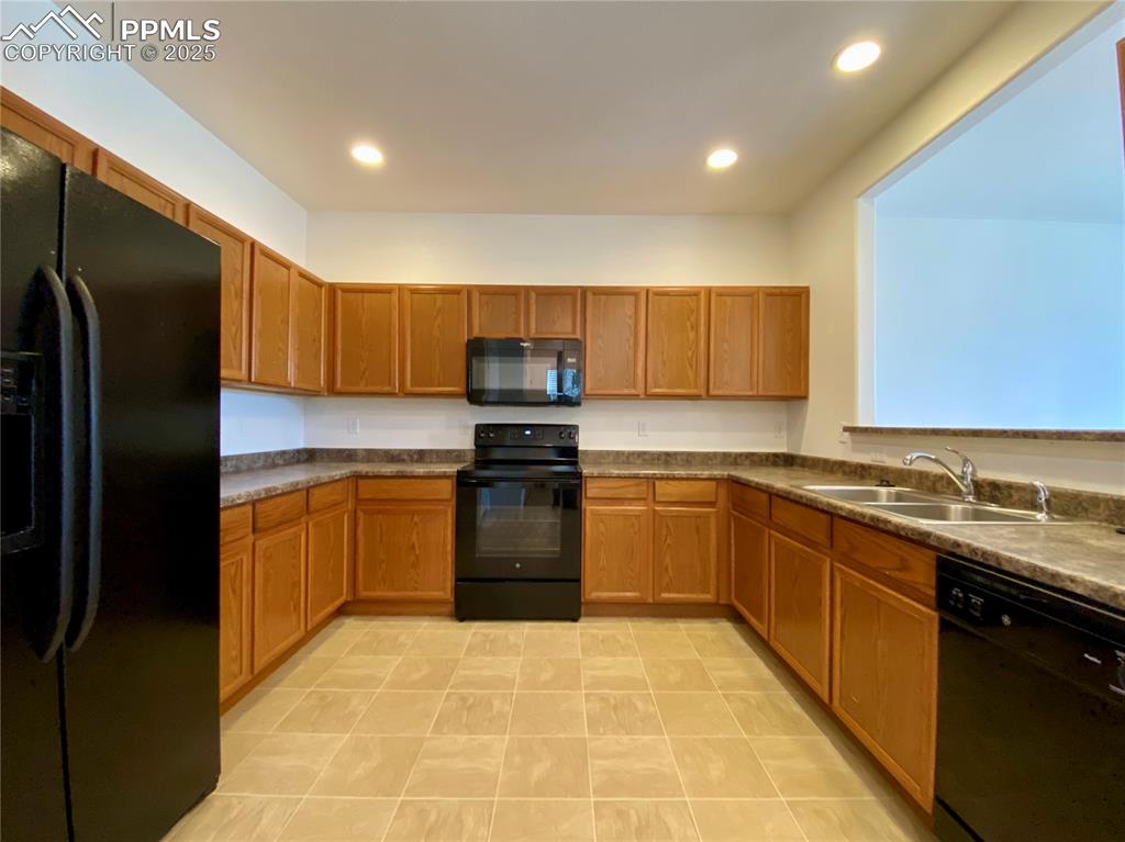 Image 10 of 38: Kitchen