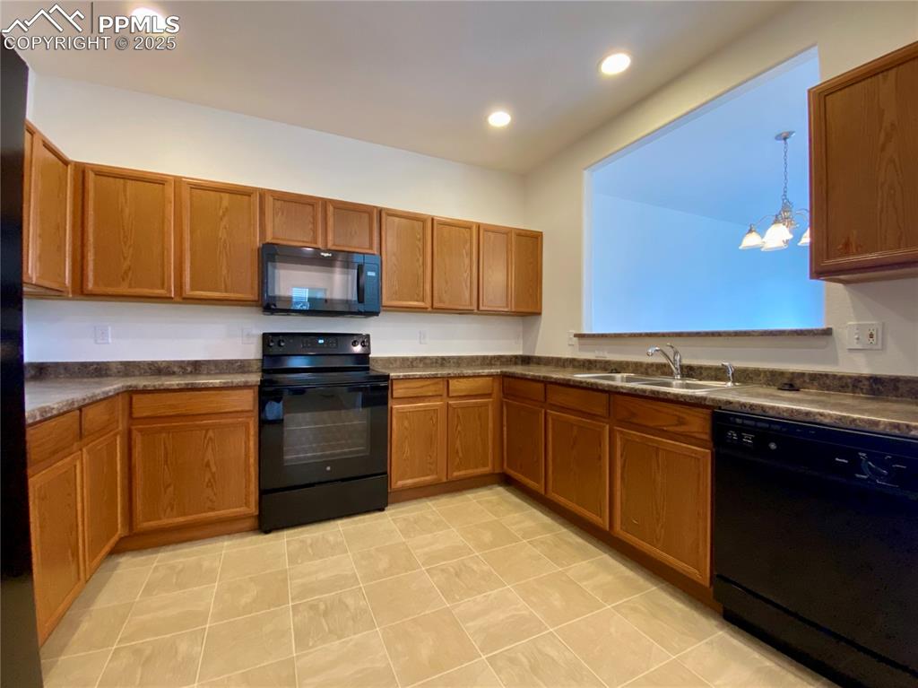 Image 11 of 38: Kitchen