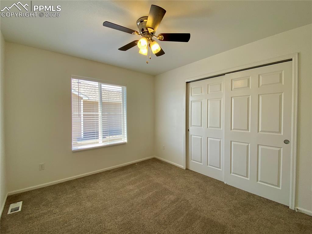 Image 27 of 38: Middle Bedroom