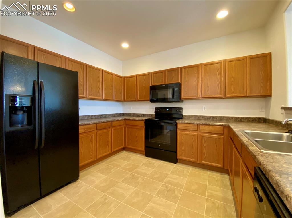 Image 9 of 38: Kitchen