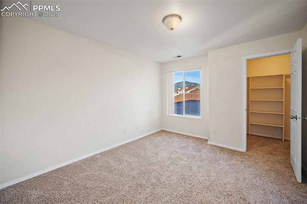 Image 15 of 31: bedroom