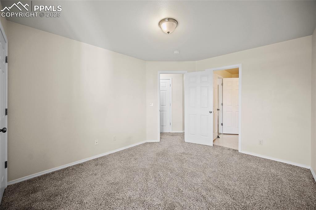 Image 16 of 31: bedroom