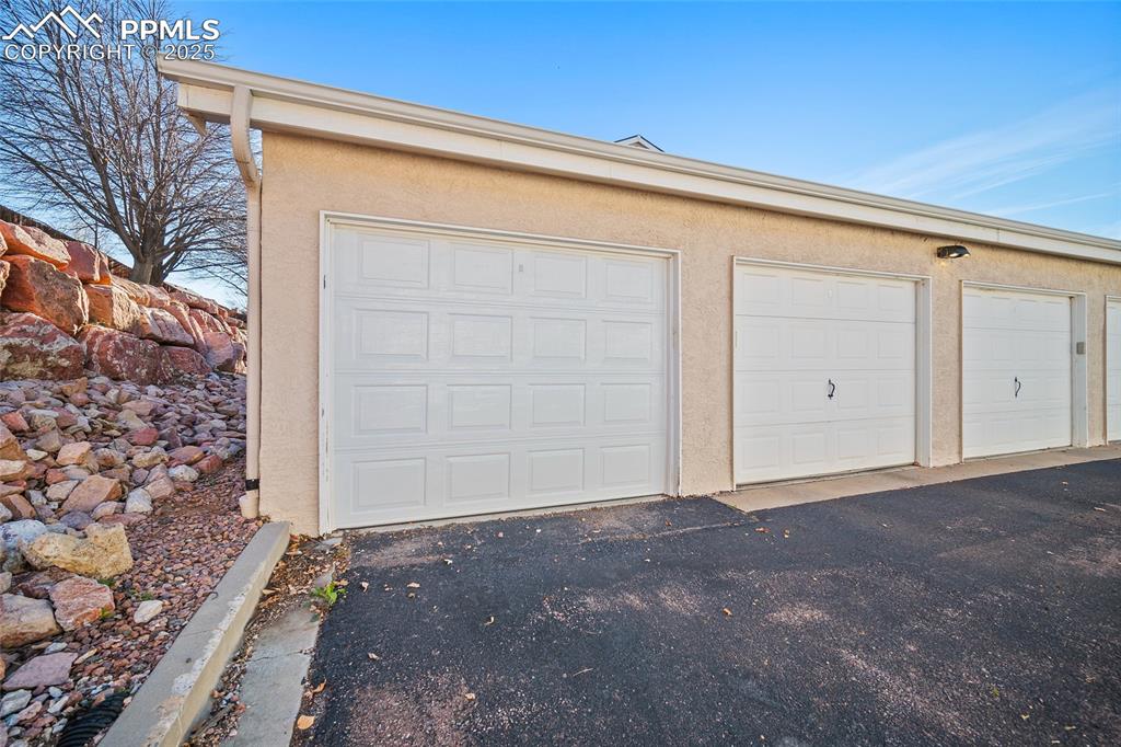 Image 23 of 31: garage