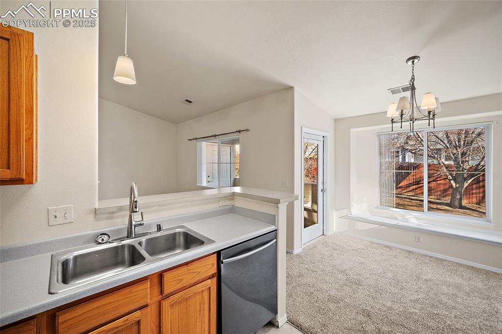 Image 4 of 31: kitchen/dining area