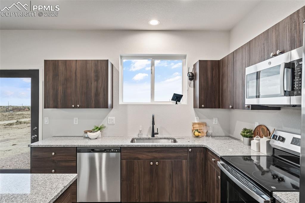 Image 14 of 38: Kitchen