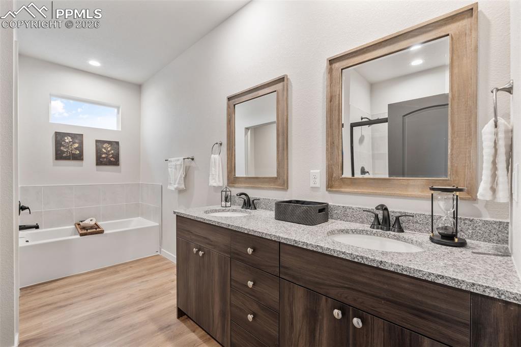 Image 23 of 38: Bathroom