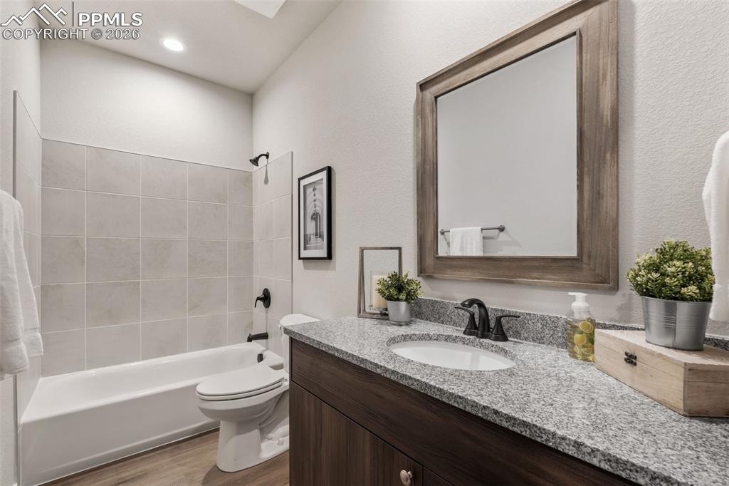 Image 28 of 38: Bathroom